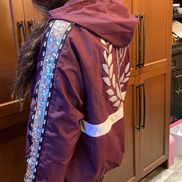 Burgundy wind breaker - Picture 7 of 7